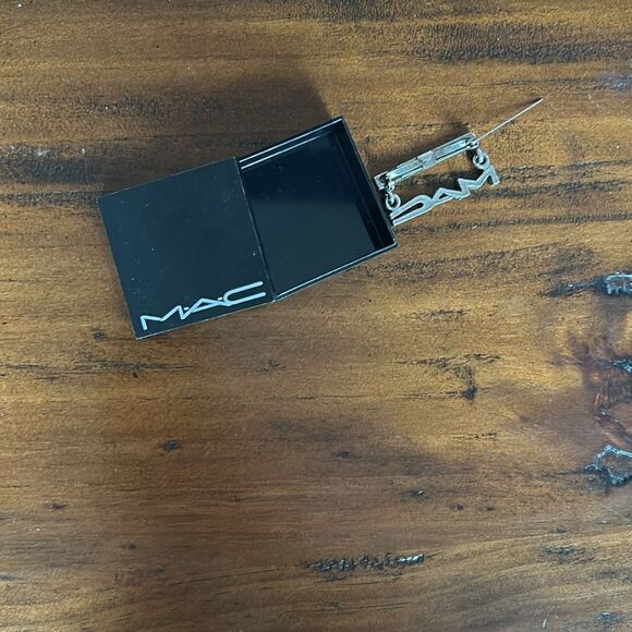 MAC employee pin with original al box impeccable condition - Picture 2 of 5